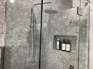 Een haardroger, handdoeken, zeep, shampoo