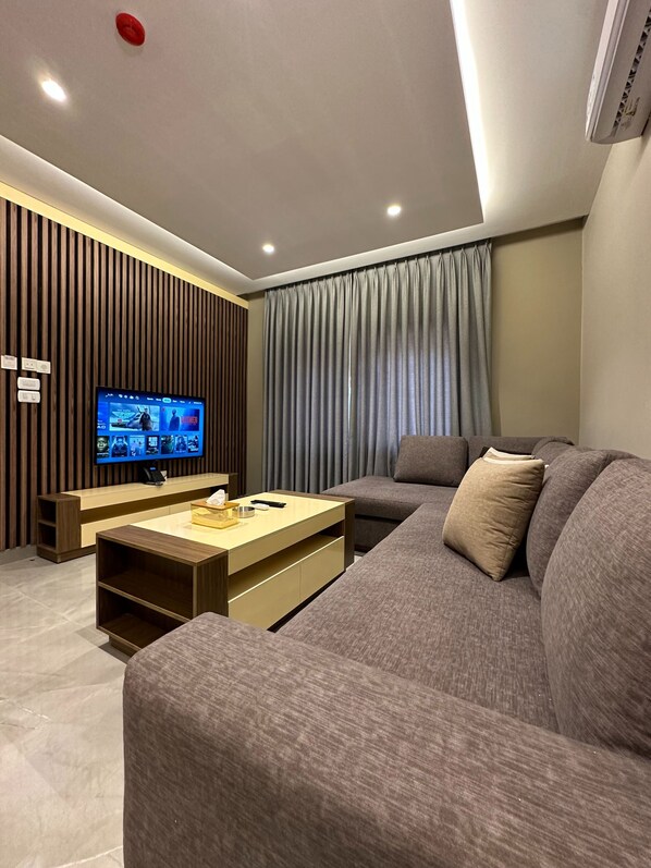 Apartment, 1 Bedroom, Accessible, Smoking | Living room