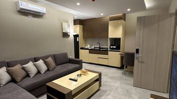 Apartment, 1 Bedroom, Accessible, Smoking | Living room