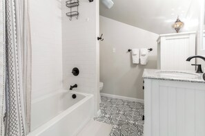 Een douche, een haardroger, handdoeken, zeep