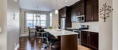 Microondas, horno, parrilla de estufa y lavavajillas