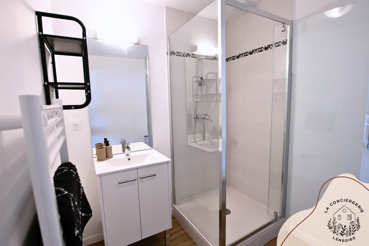 Een douche, een haardroger, toiletpapier