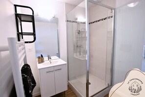 Dusj, hårføner og toalettpapir