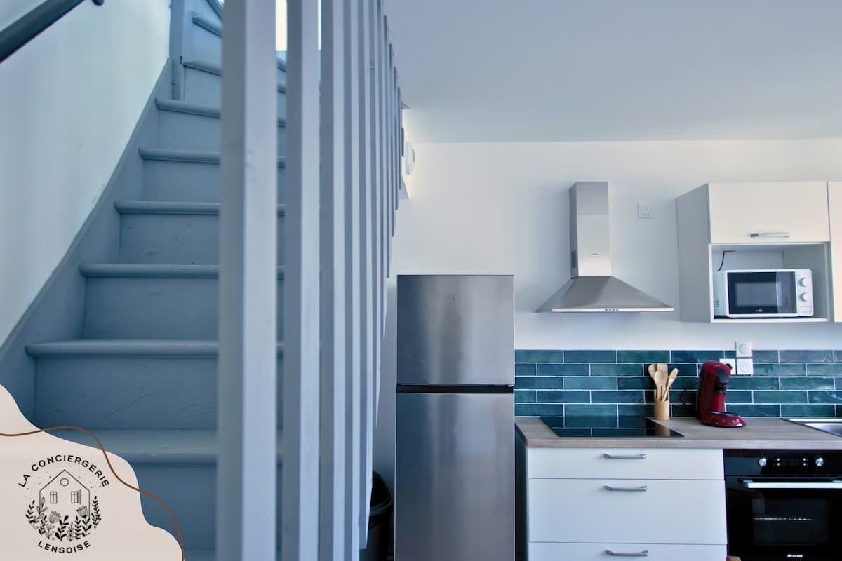 Fridge, microwave, oven, coffee/tea maker