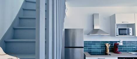 Fridge, microwave, oven, coffee/tea maker