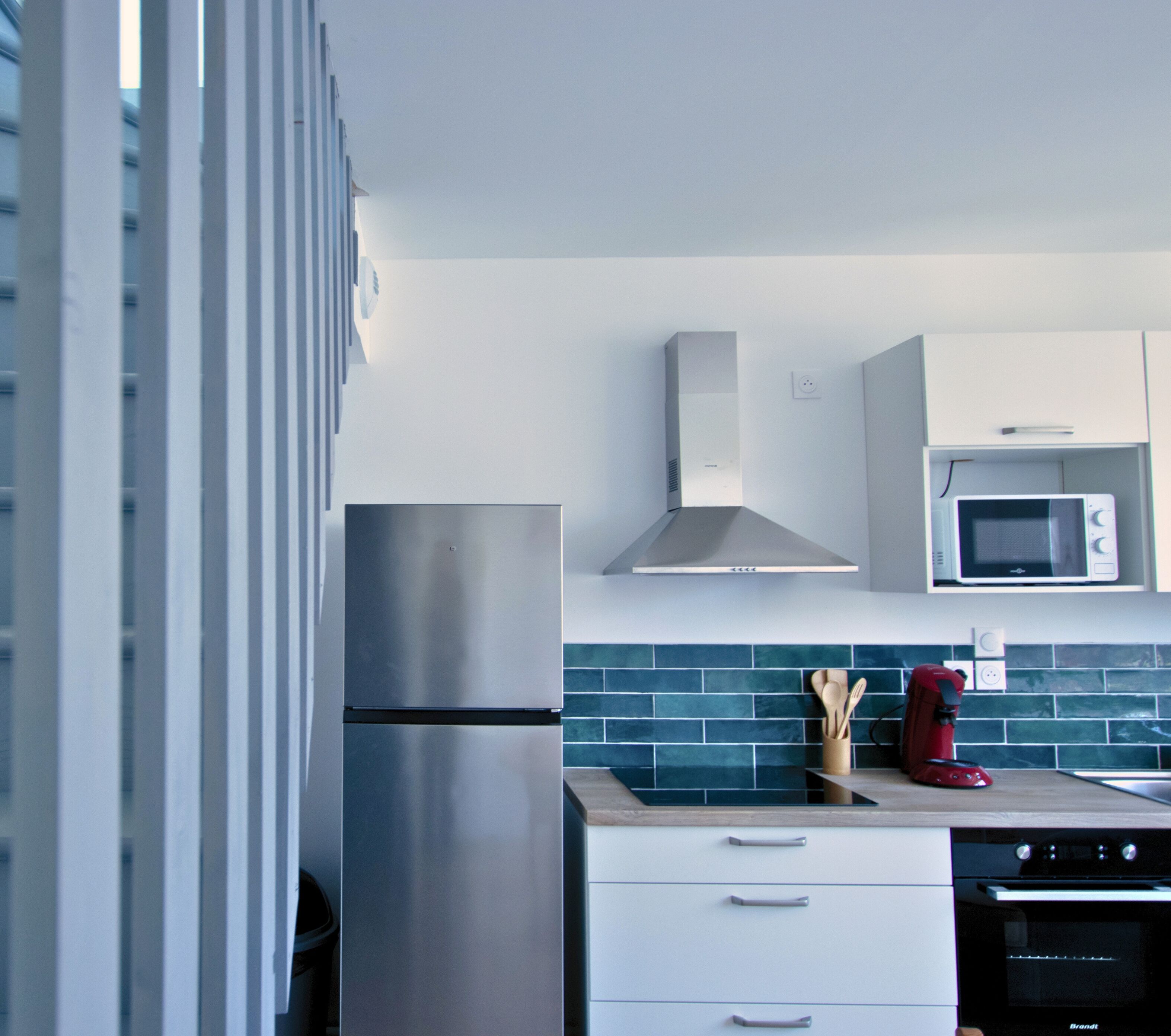 Een koelkast, een microgolfoven, een oven