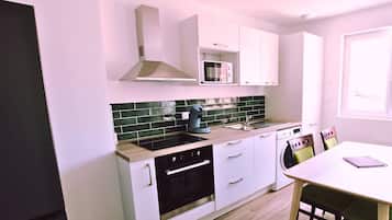 Een koelkast, een microgolfoven, een oven, een kookplaat