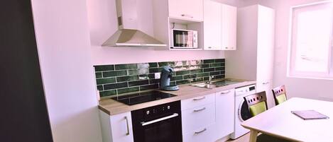 Een koelkast, een microgolfoven, een oven, een kookplaat