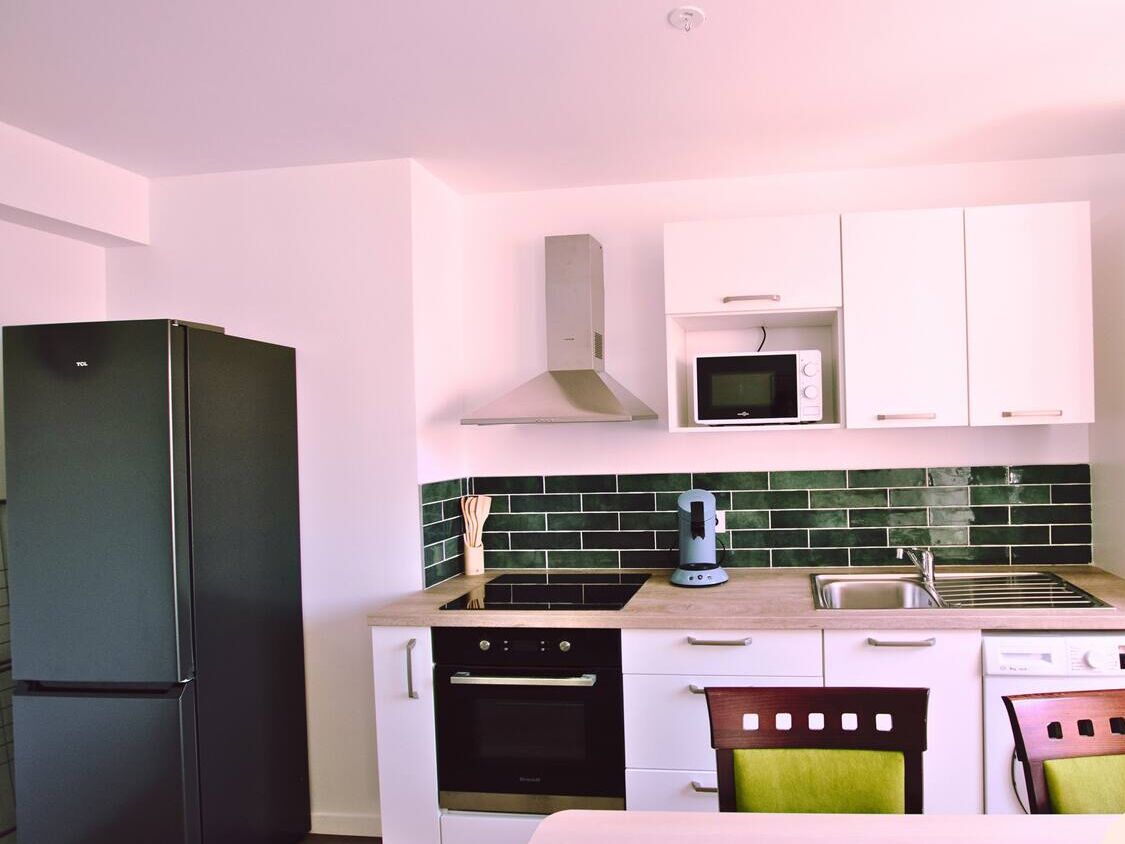 Frigorífico, microondas, horno y placa de cocina