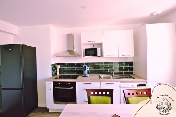 Frigorífico, microondas, horno y placa de cocina