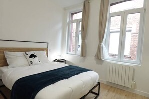 4 عدّة غرف نوم ومكواة/لوح كي وسرير سفر وواي فاي