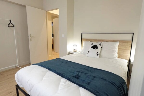 4 عدّة غرف نوم ومكواة/لوح كي وسرير سفر وواي فاي