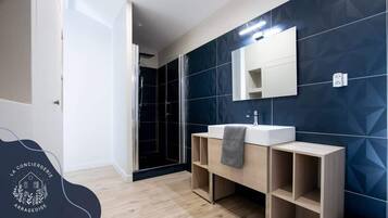 Een douche, een haardroger