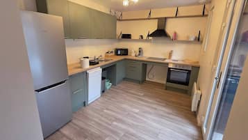 Geladeira, micro-ondas, fogão, lava-louças