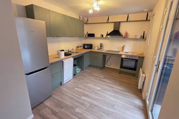 Fridge, microwave, oven, dishwasher