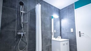 Shower, hair dryer - Chez Felix, Maison 2 chambres (Loffre)