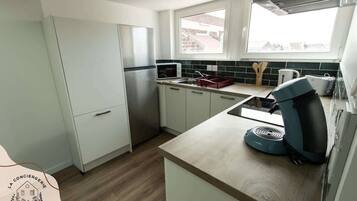 Fridge, microwave, oven, coffee/tea maker