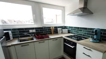 Een koelkast, een microgolfoven, een oven