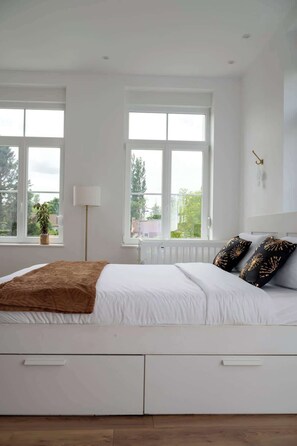 3 makuuhuonetta, silitysrauta/-lauta, vauvan matkasänky, Wi-Fi