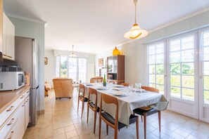 Réfrigérateur, four, grille-pain