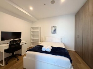 2 Schlafzimmer, Schreibtisch, Bügeleisen/Bügelbrett, Reisekinderbett