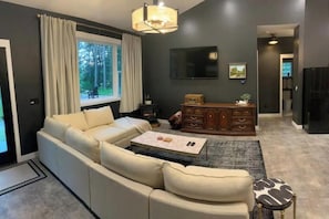 Smart TV, chimenea, libros