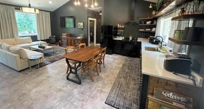 New Listing 2BR/2BA lake access to Trout Lake, HotTub, Firepit, beautiful views