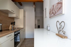 Fridge, oven, stovetop, coffee/tea maker