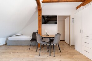 Dining - Work & Stay | 5 Guests | Fast WiFi | Near Station (Judendorf)