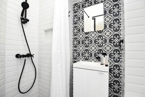 Douche, sèche-cheveux, serviettes fournies, savon
