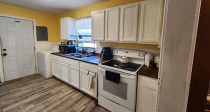 Charming 2-bedroom house with WiFi and AC in beautiful West Point
