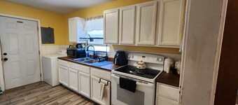 Charming 2-bedroom house with WiFi and AC in beautiful West Point
