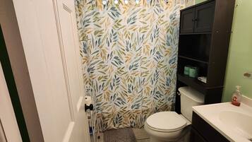 SĂšche-cheveux, serviettes fournies, savon, shampoing