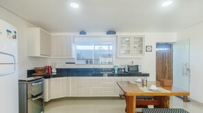 Basic Apartment | Private kitchen | Cookware/dishes/utensils