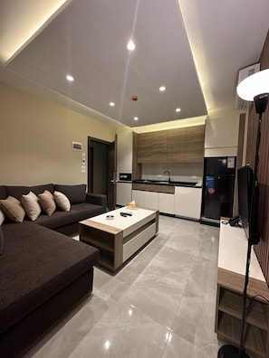Apartment, 1 Bedroom, Accessible, Smoking | Living room