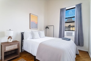 3 slaapkamers, een strijkplank/strijkijzer, gratis wifi, beddengoed