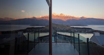 Luxury Queenstown Hill Villa Lake & Mountain View. Spa + BBQ. Perfect for Groups