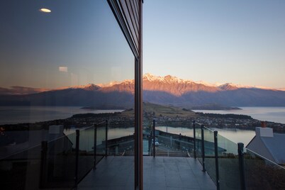 Luxury Queenstown Hill Villa Lake & Mountain View. Spa + BBQ. Perfect for Groups