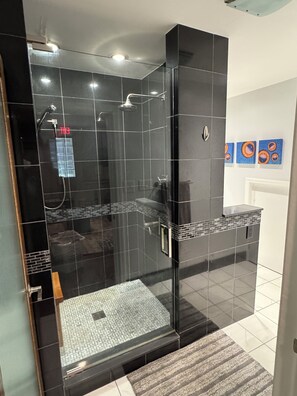 Shower, hair dryer, bidet, towels - The Conclave Experience - 2 bed, 1.5 Bath (Indianapolis)