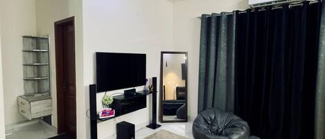 1 slaapkamer, een strijkplank/strijkijzer, wifi