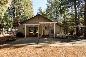 Outdoor dining - Charming studio in quaint Grizzly Flats with WiFi, AC, pool table, jetted tub. (Grizzly Flats)