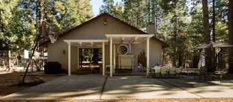 Charming studio in quaint Grizzly Flats with WiFi, AC, pool table, jetted tub.