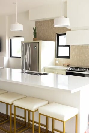 Fridge, microwave, stovetop, dishwasher