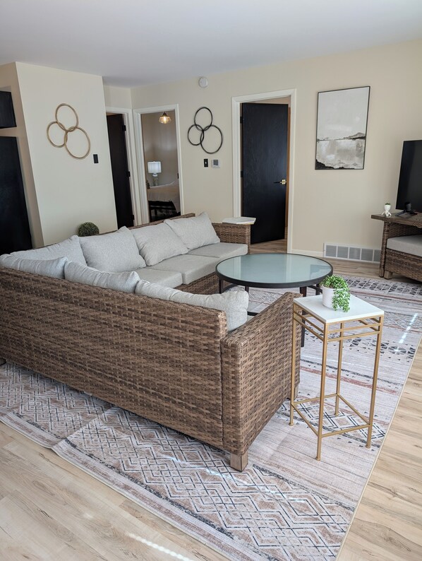 Living area - Charming 2-bedroom fully furnished apartment near Oshkosh WI (Rosendale)