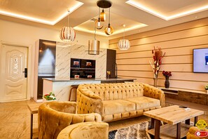 Deluxe Apartment, Courtyard View | Living area