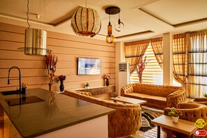Deluxe Apartment, Courtyard View | Living area