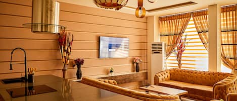 Apartamento luxo, vista para o pátio | Área de estar