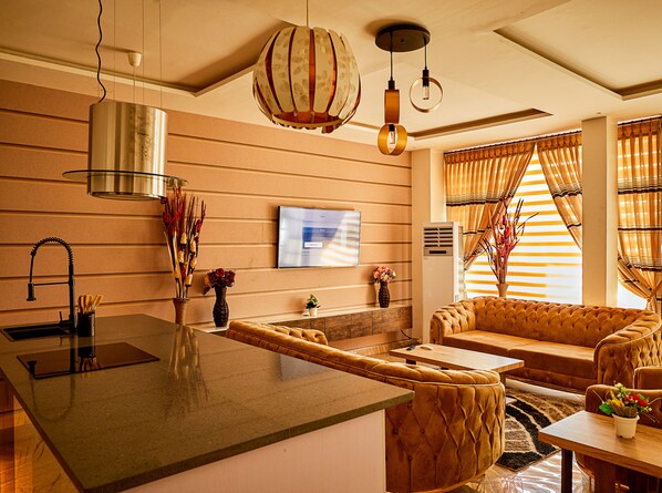 Deluxe Apartment, Courtyard View | Living area