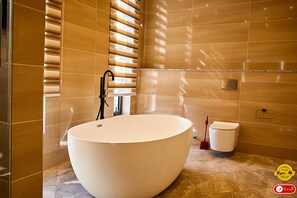 Deluxe Apartment, Courtyard View | Bathroom