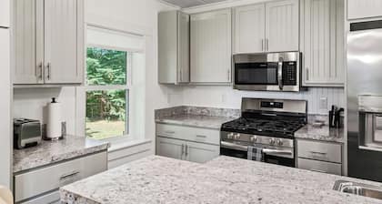 Charming 4-bedroom farmhouse with AC and WiFi in delightful Charlevoix